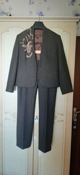 Женский брючный костюм