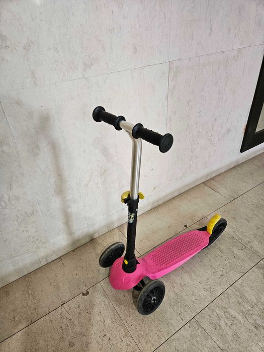 Детска тротинетка с три колела тип "Mini Micro". Цена: 25лв.