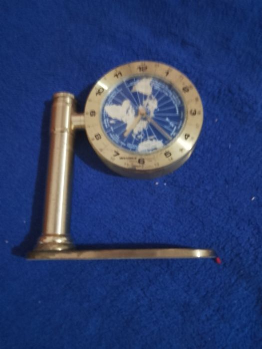 Ceas de birou din titan