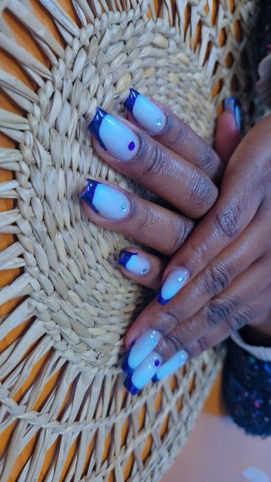 unghii albe cu french violet intens și strălucitor