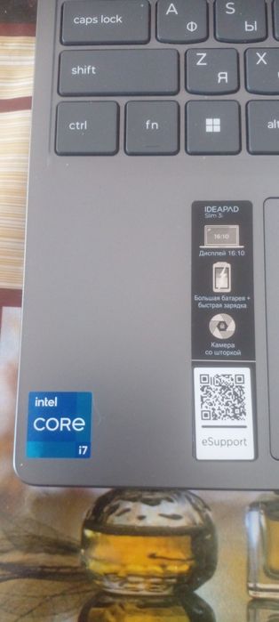 Lenovo ноутбук яхши ҳолатда. Тез ишлайди, SSD хотираси бор, батареяси