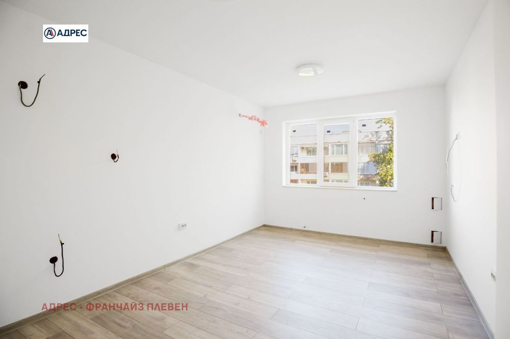 Продава се Тристаен апартамент в Плевен, Идеален център - 66 кв.м за 2122 €/кв.м - Снимка #3