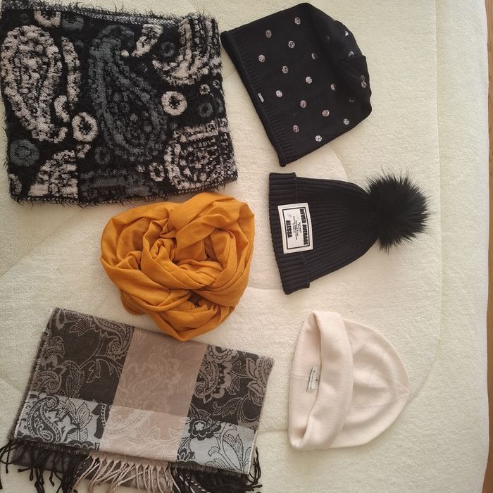 Голям лот шапки и шалове