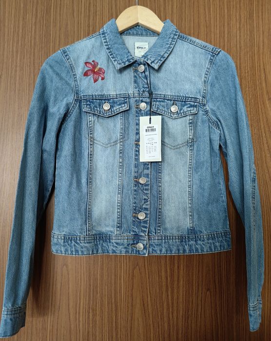 Vand geaca de blugi cu imprimeu floral, marimea 36