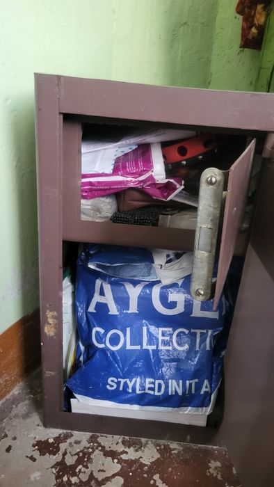 Сейф металлическии