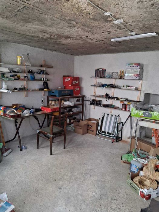 Продава етажи от къща в гр. Баня
