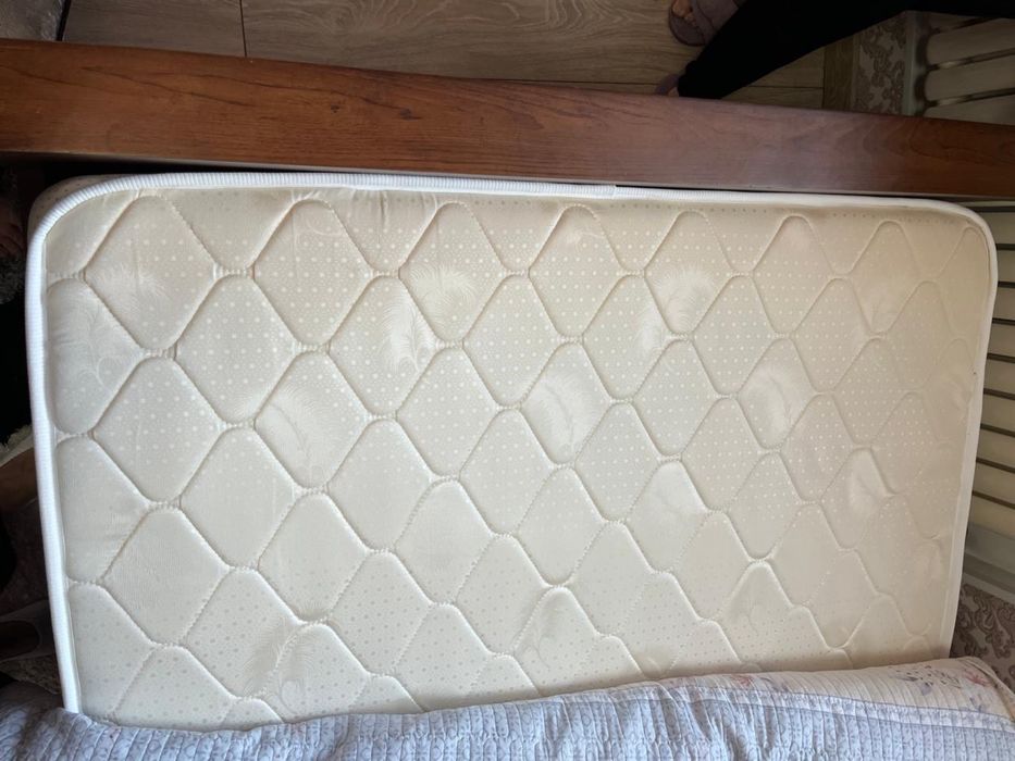 Кровать с матрасом