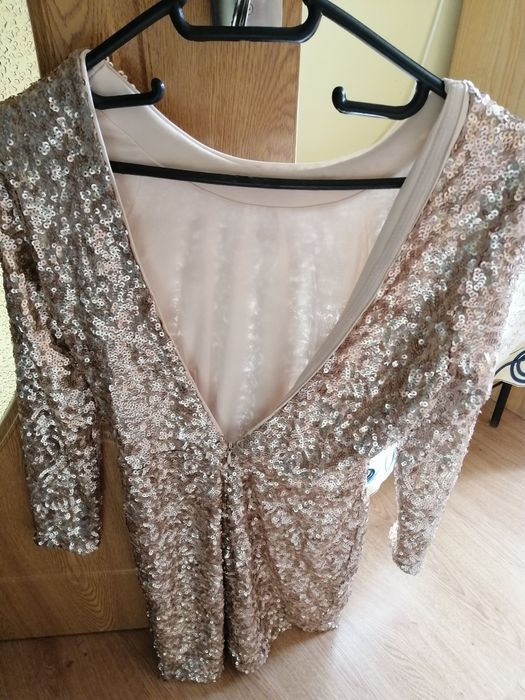 Rochie cu paiete, , scurtă , spatele, mâneci lungi, mulata!