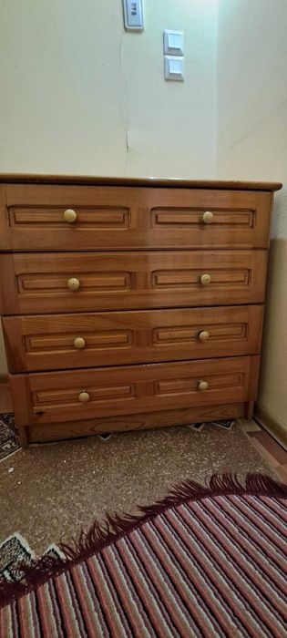 Дървен скрин с 4 чекмеджета