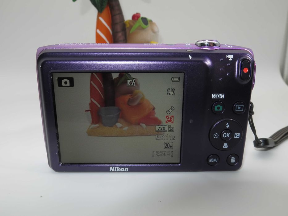 Nikon Coolpix S3500 ултра компактен фотоапарат в страхотен лилав цвят, 20MP цифрова камера 7х оптичен зум, напълно тествана и работи отлично