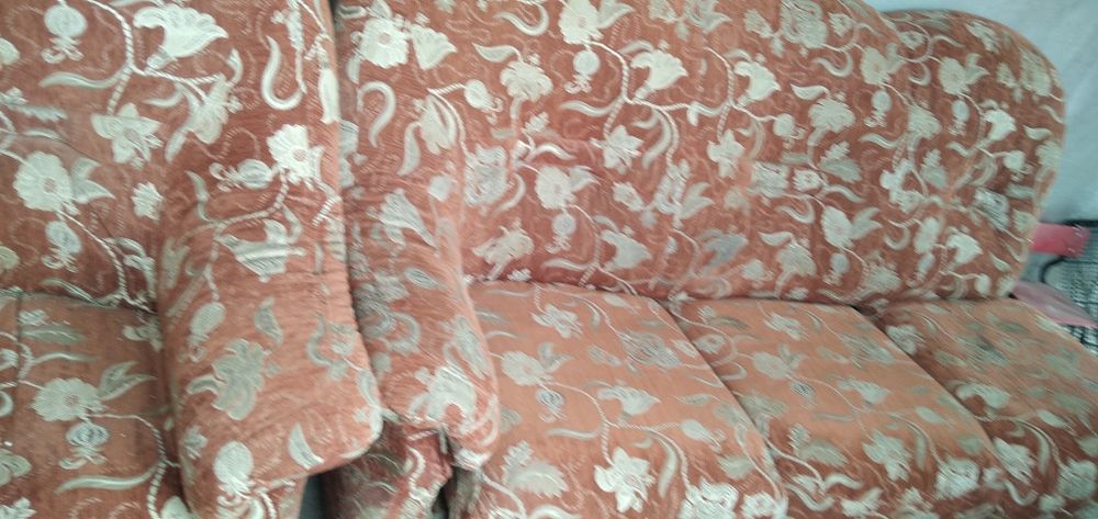 Срочно продам диван с креслом за 35 000.Самовывоз