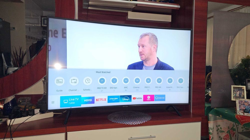 Televizor smart LED curbat Smart Samsung 138 cm 4K Ultra HD, Clasa A