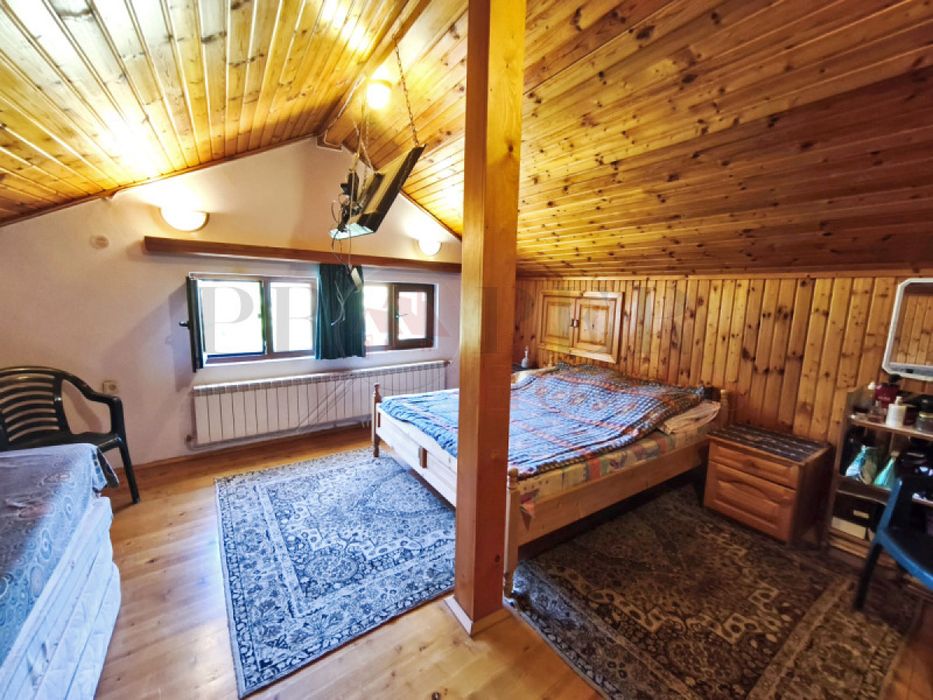 Продажба Къща гр. Елена - с. Донковци 280m² и двор 5880m²