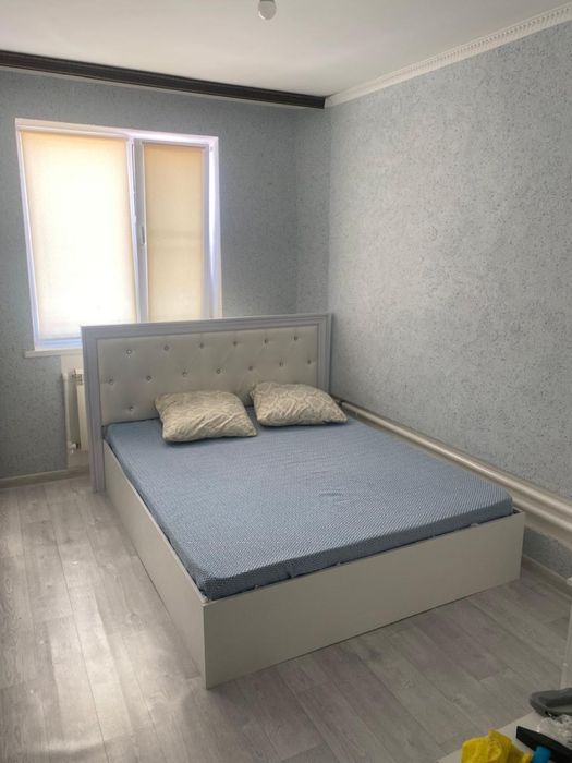 продам кровать с матрасом и тумбочки