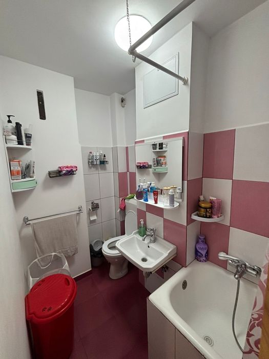 Închiriez  garsoniera