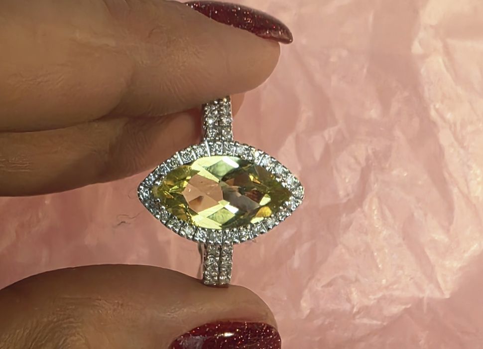 Элегантное золотое кольцо с натуральным хризолитом