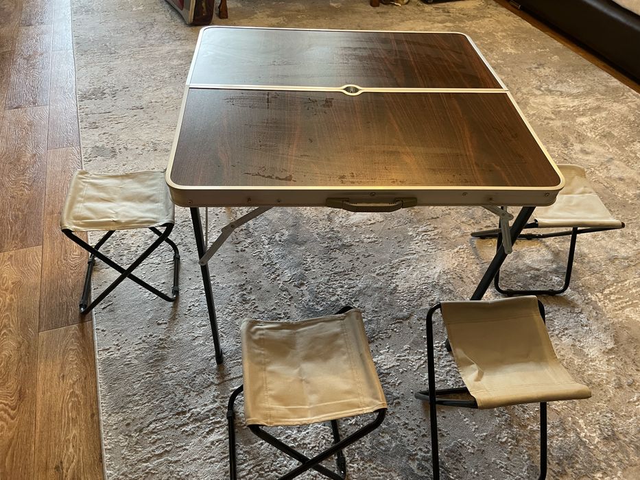 Продаю набор походный стол и четыре стульчика.
