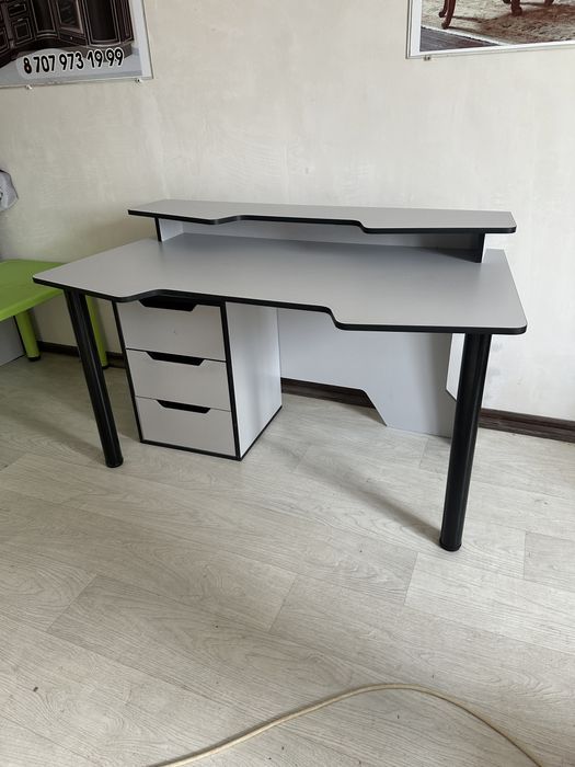 Парта. Компьютерный стол.