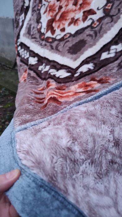 pătură groasă, dublă,200 x 180 cm.