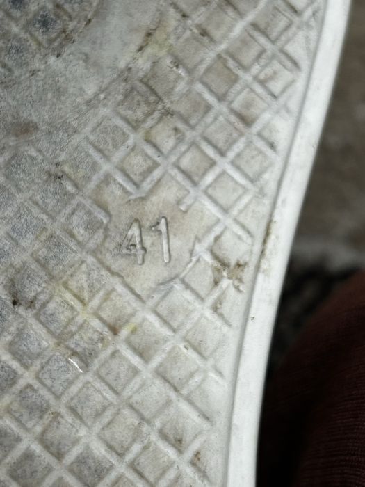 срочно продам женские кроссовки