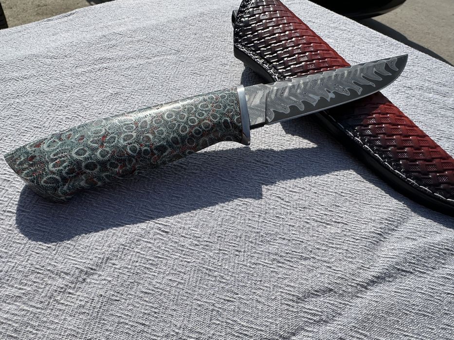 Ловен нож дамаск и стабилизиран корал