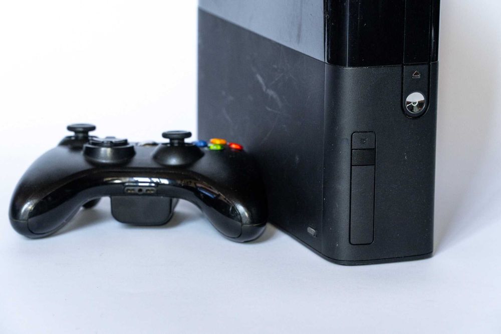 Продавам Xbox 360 E (Slim) 250GB Kinect, черен.