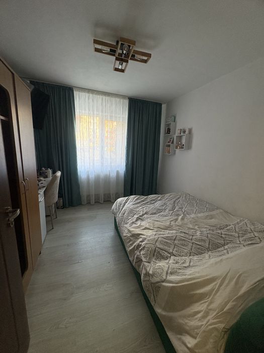 Vând apartament 4 camere + garaj la demisol