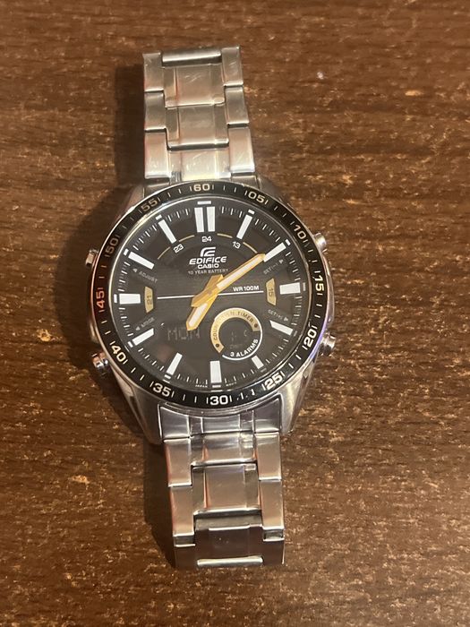 CASIO EDIFICE много красив часовник с черен циферблат. Тежък  и красив