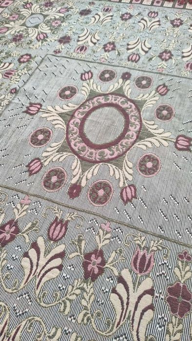 Жакардова покривка за маса с ресни