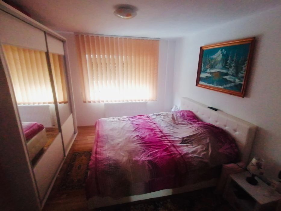 Vând apartament 3 camere oras Siret