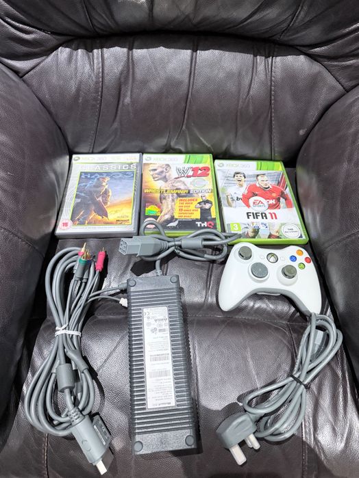 Xbox 360 с кутия Boxed и три игри