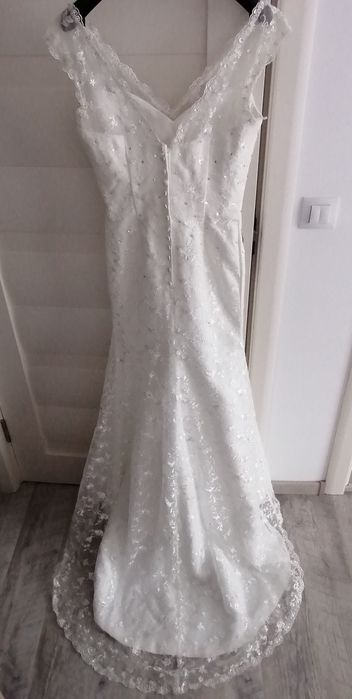Rochie de mireasa NOUĂ tip sirenă cu trena, 2 voaluri, 1 lung si 1 scu