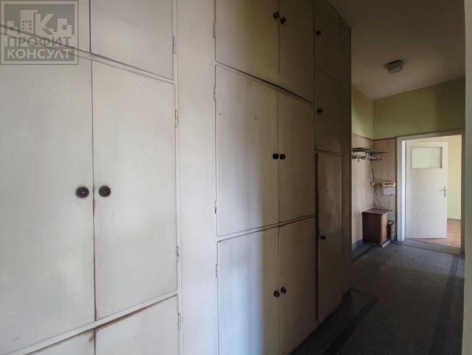 Тристаен апартамент с гараж в идеален център