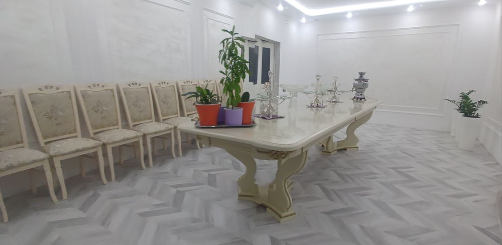 Стол және стулья сатылады .