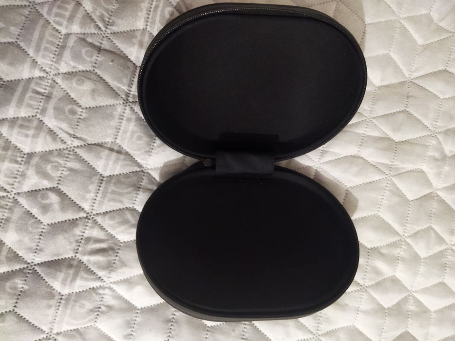 Твърд кейс за слушалки Beats.