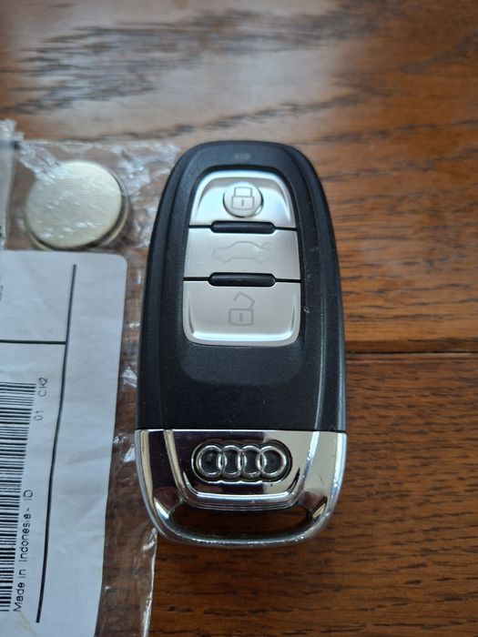 CHEIE ORIGINALĂ cu telecomandă Audi  A6 - OEM
Vând cheie cu telecomandă