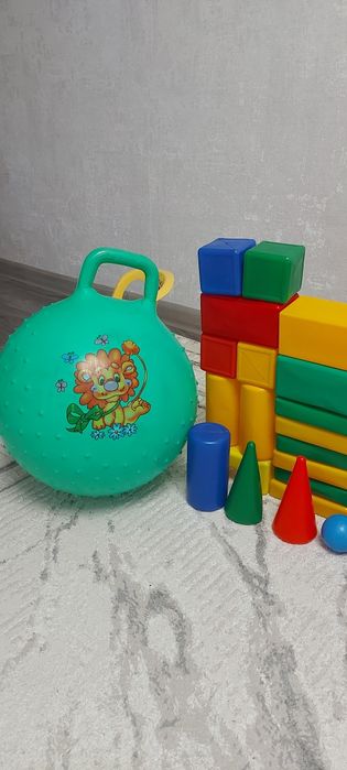 Кубики и мяч попрыгун