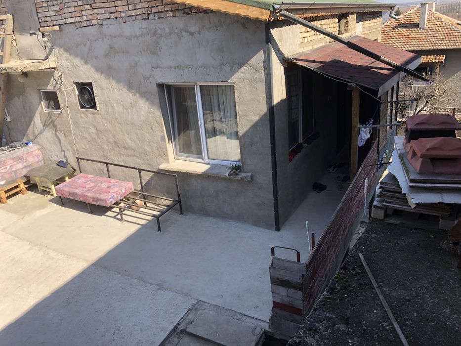 Двуетажна къща с гараж