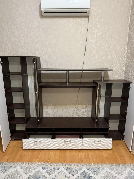 Тумба под телевизор со стеклянными полками