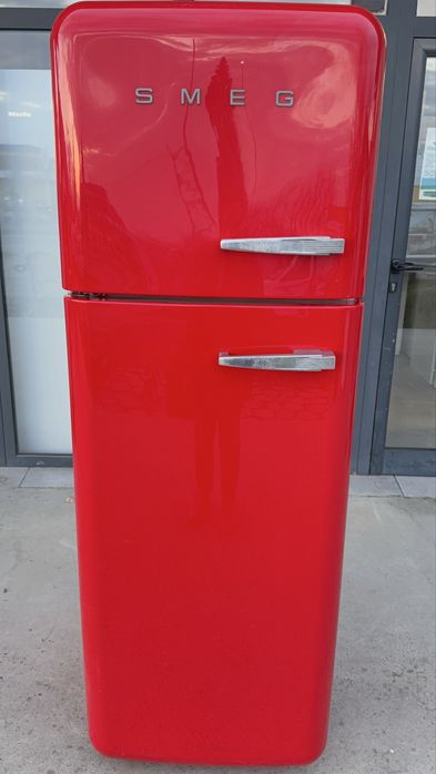 Перфектен червен хладилник SMEG