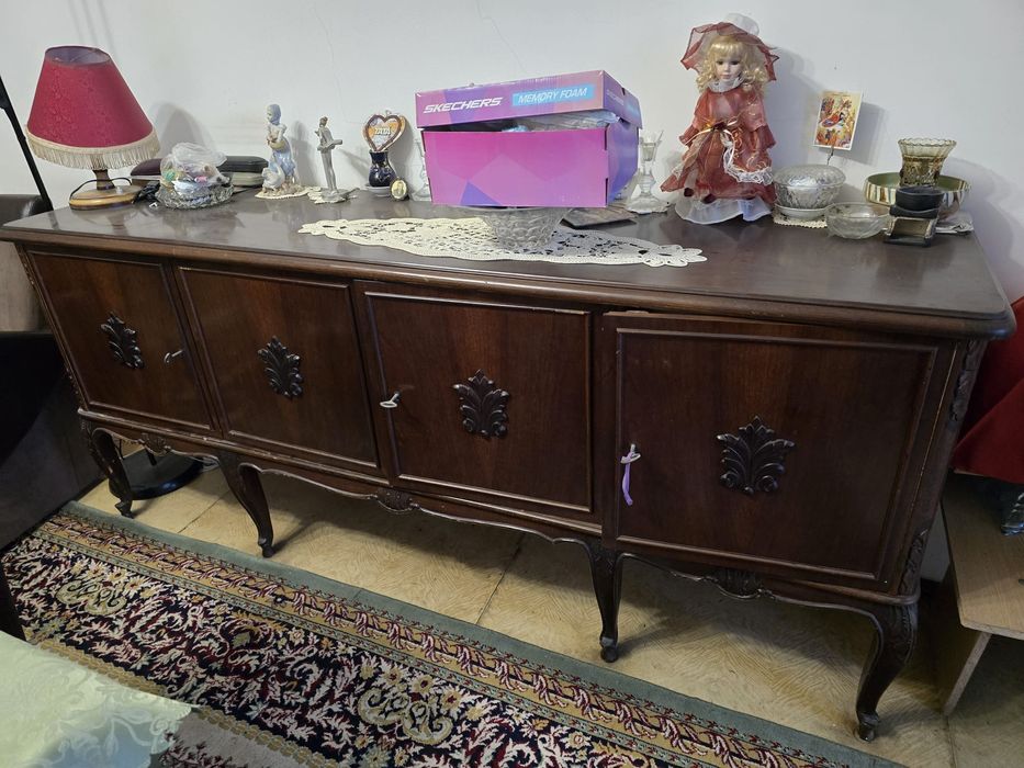 Vand mobila din lemn nuc, stare buna , sufragerie ,scaunele necesita r