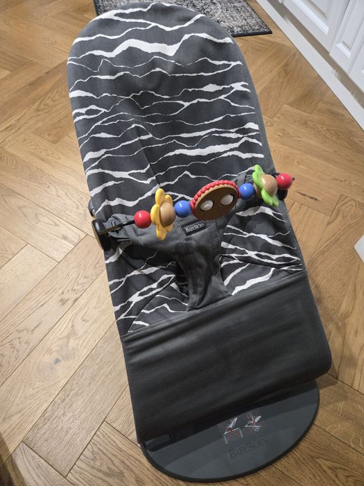 Balansoar baby bjorn cu bara de jucarii