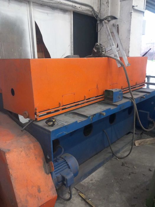 Гилотина за рязане на ламарина