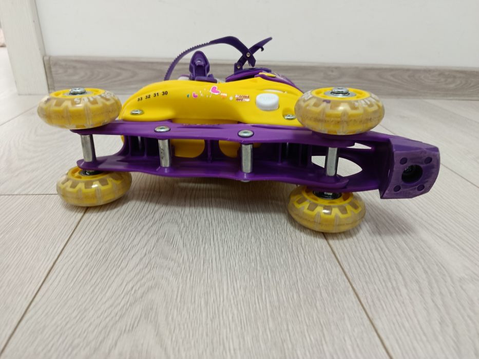 Role fetiță aproape noi