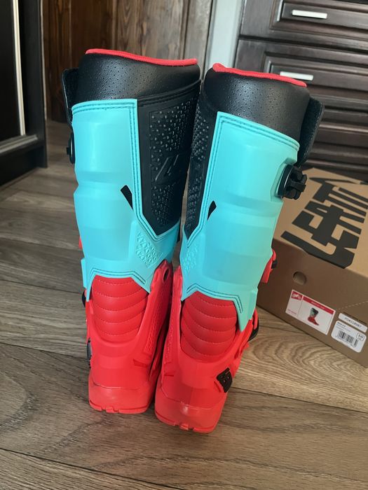 ЧИСТО НОВИ ботуши Leatt 4.5 5.5