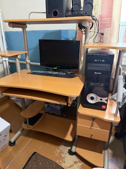 Продам компьютерный стол