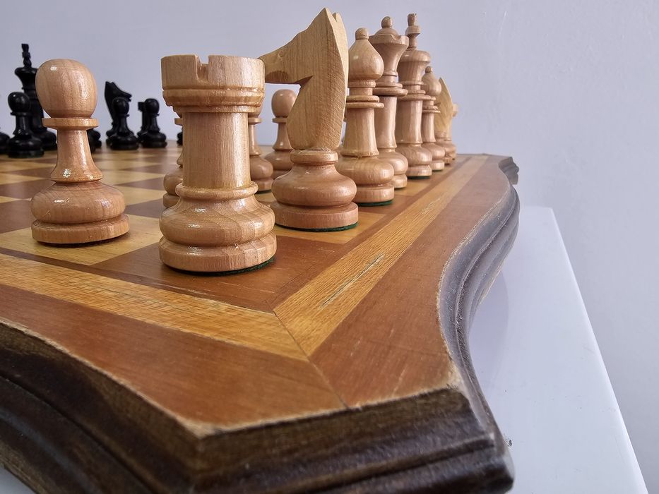 Стар дървен класически шах