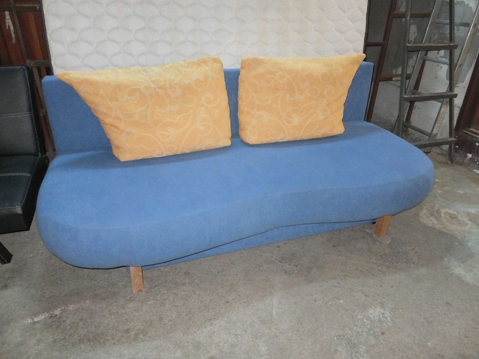 Canapea extensibila 140x200 cu lada de depozitare si perne decor