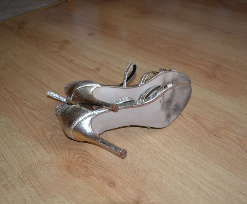 Златисти сандали на ток 37 номер