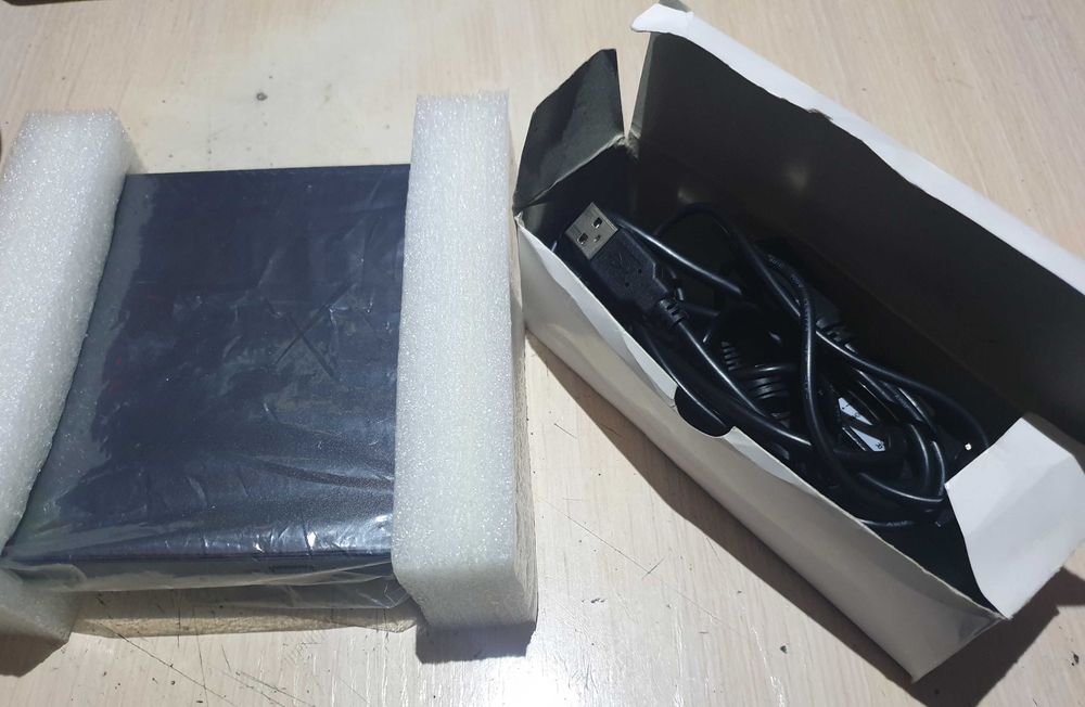 Внешний DVD-RW привод.